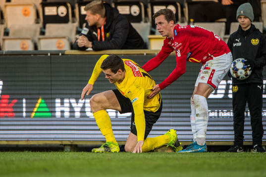 Mjällbys Jacob Bergström  får hjälp upp