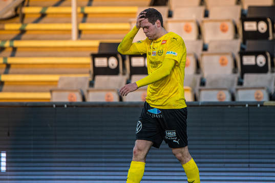 Mjällbys Jacob Bergström tar sig för huvudet och har ont