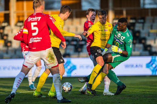 Mjällbys Ivan Kricak , Jacob Bergström och Degerfors