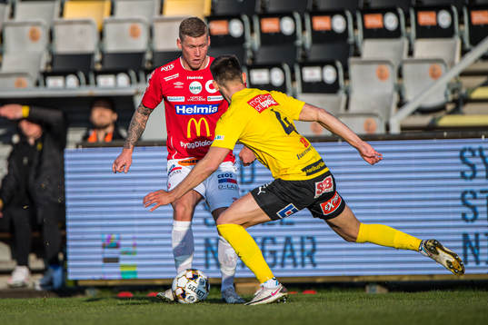 Degerfors Victor Edvardsen och Mjällbys Max Watson