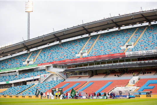 Lagen på väg in på planen innan fotbollsmatchen i