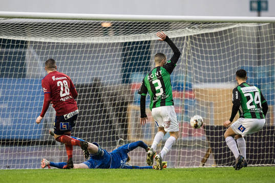 Östers James Keene gör 0-1