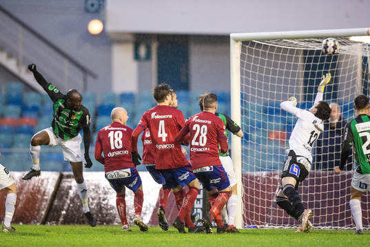 GAIS Boris Lumbana gör 3-2 och bakom Östers målvakt