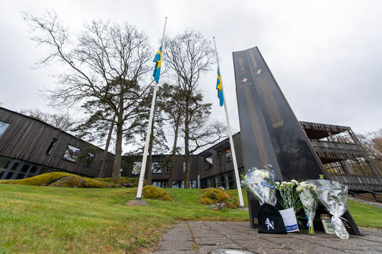 Blommor utanför Kamratgården och flaggorna på halv