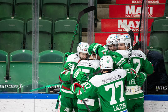 Rögles Daniel Zaar jublar med lagkamrater