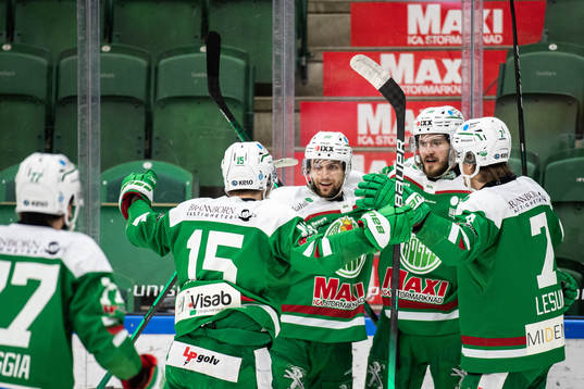 Rögles Daniel Zaar jublar med lagkamrater