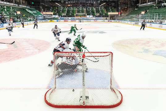 Rögles Daniel Zaar gör 2-0 mot Växjös Joel Persson och