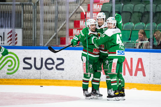 Rögles Adam Tambellini jublar med lagkamrater
