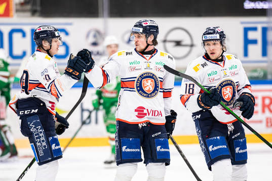 Växjös Marcus Sylvegård jublar med lagkamrater