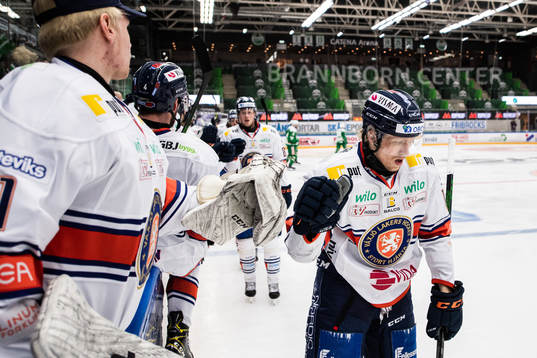 Växjös Marcus Sylvegård jublar med lagkamrater