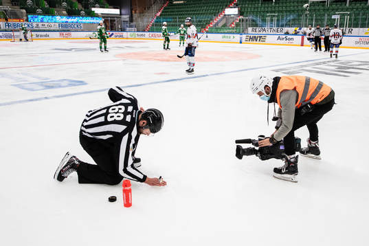 Linjedomare Emil Yletyinen lagar isen