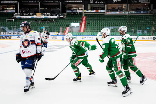 Rögles Olli Palola jublar med lagkamrater