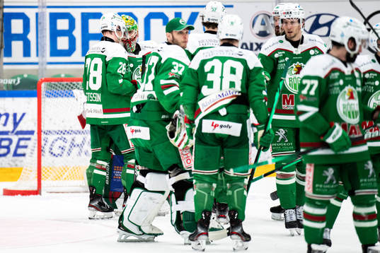 Rögles målvakt Christoffer Rifalk jublar med lagkamrater