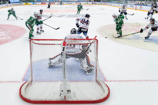 Rögles Olli Palola gör 4-1 bakom Växjös målvakt Erik