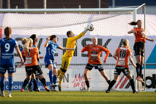 Kristianstads målvakt Brett Maron med räddning