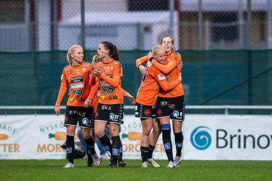 Kristianstads Amanda Edgren jublar med Eveliina Summanen