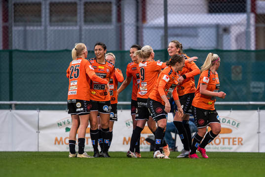 Kristianstads Amanda Edgren jublar med Eveliina Summanen