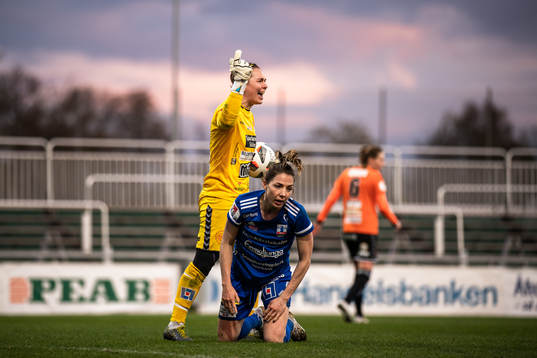 Kristianstads målvakt Brett Maron och Vittsjös Clara