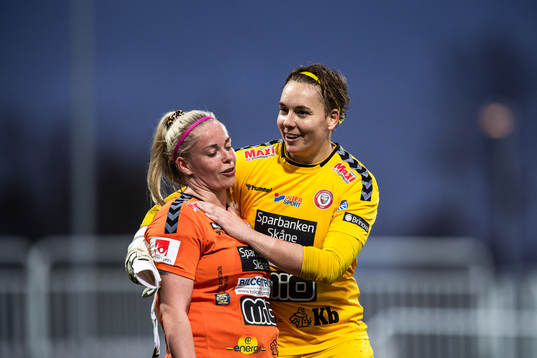 Kristianstads Therese Sessy Åsland och målvakt Brett