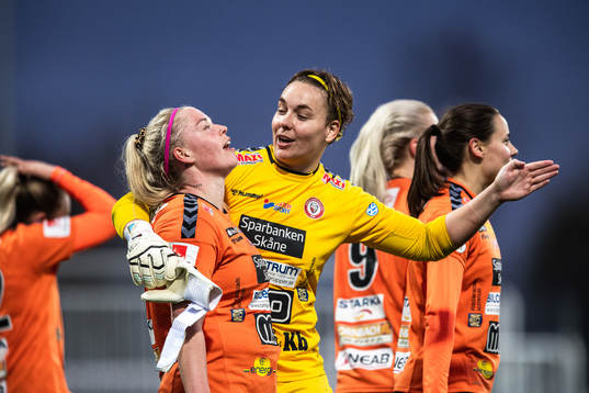 Kristianstads Therese Sessy Åsland och målvakt Brett