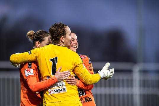 Kristianstads målvakt Brett Maron och Josefin Harrysson