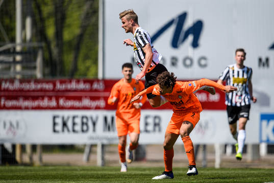 Landskronas Linus Olsson och AFC Eskilstunas Robin Tihi