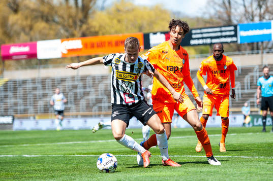 Landskronas Oscar Petersson och AFC Eskilstunas Robin Tihi