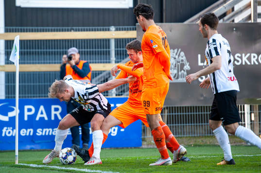 Landskronas Linus Olsson omringad av AFC Eskilstunas spelare