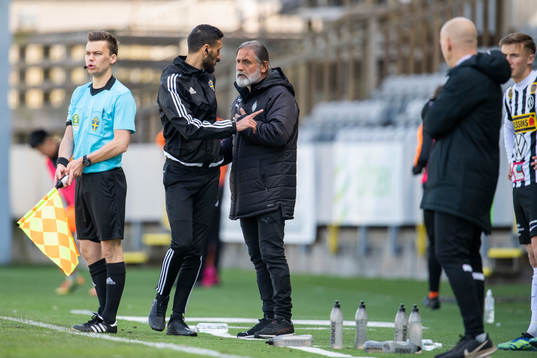 AFC Eskilstunas tränare Özcan Melkemichel och fjärde