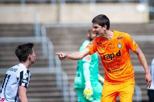 AFC Eskilstunas Rasmus Wikström agerar mot Landskronas