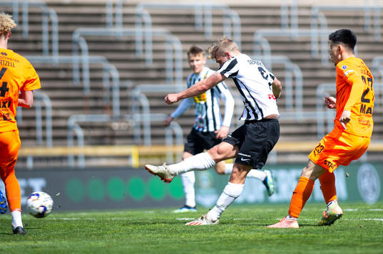 Landskronas Linus Olsson skjuter in 1-0 målet