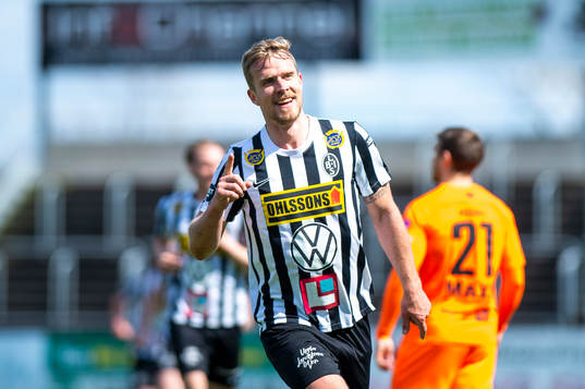 Landskronas Linus Olsson jublar medan AFC Eskilstunas