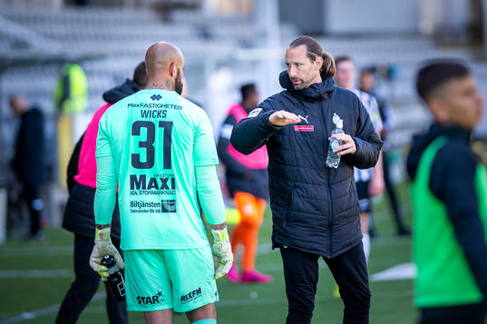 AFC Eskilstunas målvakt Joshua Wicks och Johan Wiland