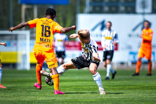 Landskronas Linus Olsson fäller AFC Eskilstunas York Rafael
