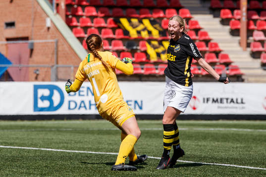 s Nora Rönnfors jublar