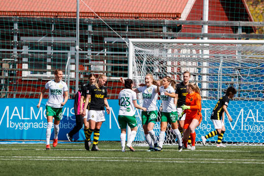 Hammarbys Eva Nyström jublar med lagkamrater