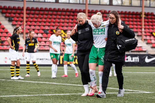 Hammarbys Emilia Larsson får hjälp av planen pga skada