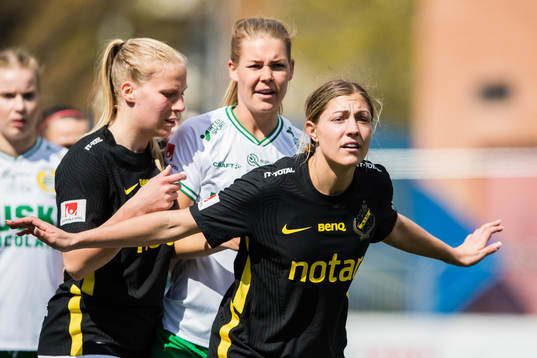 s Hanna Folkesson och Hannah Davidson försvarar sig mt