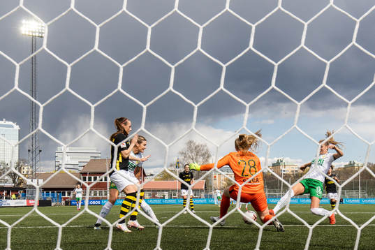 s målvakt Milla-Maj Majasaari och Hammarbys Nina Jakobsson