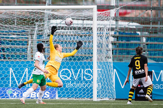 s Rosa Kafaji gör 2-2 förbi Hammarbys målvakt Anna