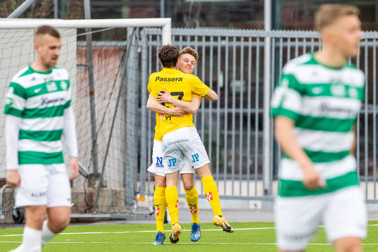Jönköpings Adrian Edqvist jublar med lagkamrater