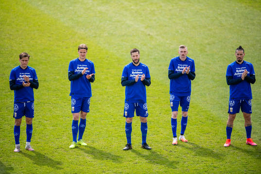IFK Göteborgs spelare applåderar i minne av Bertil Bebben