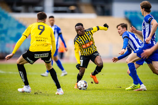 Häckens Benie Adama Traore och IFK Göteborgs Simon Thern