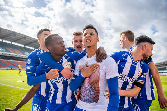 IFK Göteborgs Tobias Sana jublar med lagkamrater