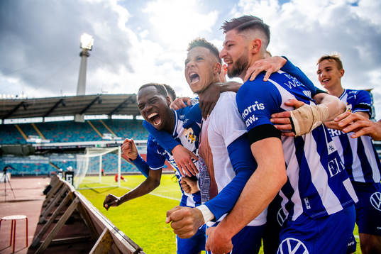 IFK Göteborgs Tobias Sana jublar med lagkamrater