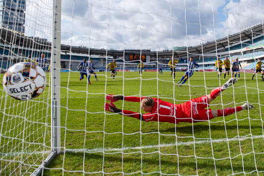 IFK Göteborgs Tobias Sana gör 1-1 på straff bakom