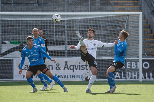 Örebros Deniz Hümmet och Halmstads Halmstads Joseph Baffoe