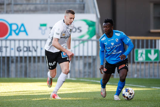 Halmstads Halmstads Thomas Boakye och Örebros Jake Larsson