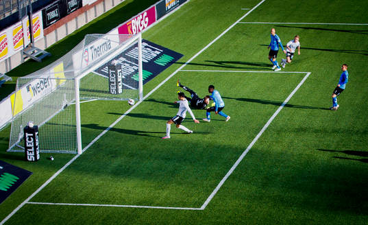 Örebros Deniz Hümmet gör 1-0 på Halmstads Halmstads