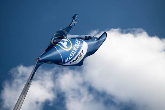 Flagga med Allsvenskans och Unibets märke vajar i vinden